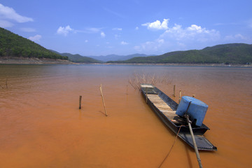Fototapeta na wymiar Beautiful water and blue sky at Mae Kuang Udomtara Dam in Chiangmai, Thailand.