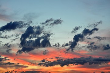 Bewölkter Himmel im Abendrot