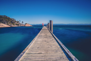 Obraz premium Beautiful view of Coles Bay and the Freycinet Pier in Tasmania.