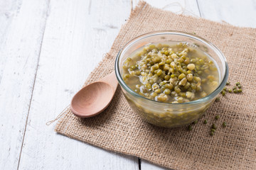 Boiled green mung beans with sugar syrup