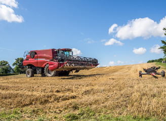Obraz premium Mähdrescher bei der Ernte