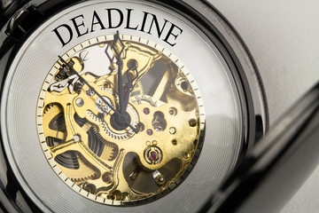 Deadline auf Taschenuhr