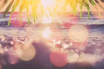 Fotobehang Natuur Vervagen prachtige natuur groene palmtak op tropisch strand met bokeh zon lichtgolf abstracte achtergrond.