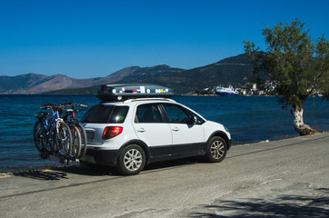 Fototapeta premium Car with roofbox and bicycle on the road