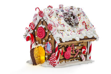 Lebkuchenhaus mit roten Zuckerstangen