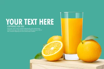 Fotobehang Glas verse jus d& 39 orange op houten kist, vers fruit Sinaasappelsap in glas met groep op blauwe achtergrond met kopie Ruimte voor uw tekst. © DN6