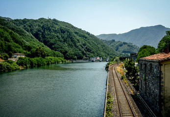 Fototapeta na wymiar Paisaje de Toscana con rio y ferrocarril