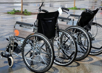Zwei Rollstühle auf einem Plattenweg