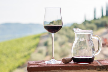 Weinglas und Karaffe in der Toskana, Italien