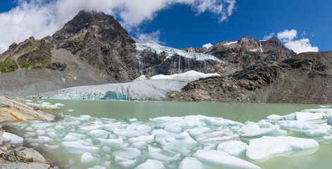 Gletsjermeer en gletsjers in hoge berg - Natuur in Valtellina, Valmalenco (gletsjer van Fellaria)