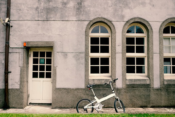 Fototapeta na wymiar White bike with vintage style building.