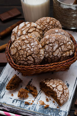 Biscuits with cracks