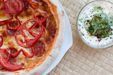 Salami Pizza im Restaurant, Italien, mit Joghurt-Dip