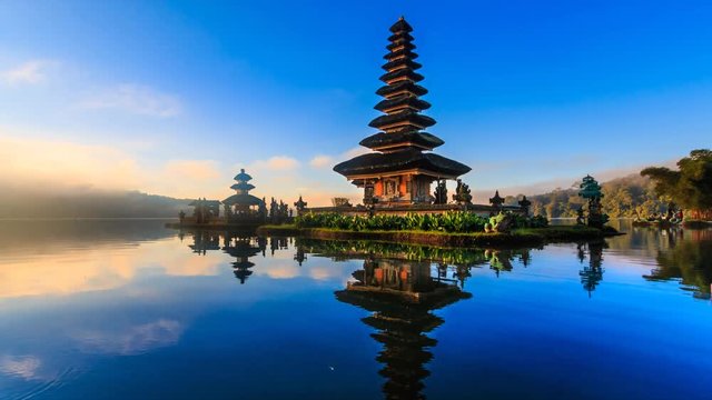 Pura Ulun Danu Bratan, Bali Landmark Travel Place Of Indonesia 4K Time lapse (zoom out)