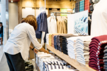 Fototapeta premium Blurry Background of Staff was arranging items in a clothing store.