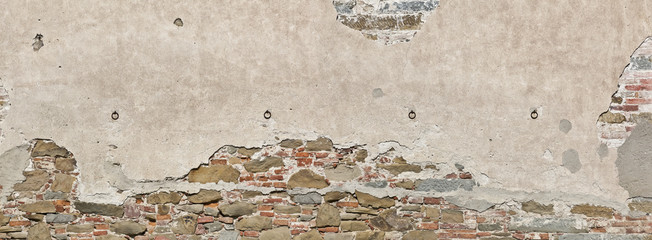alte Hausfassade mit abgeplatzetem Putz