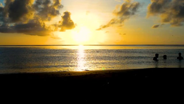 amis qui se baignent au coucher du soleil 