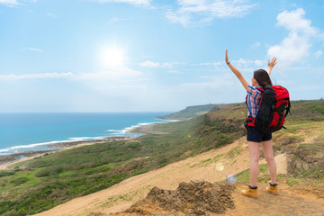 Naklejka premium plecak turystyczny stojący na wysokich wzgórzach