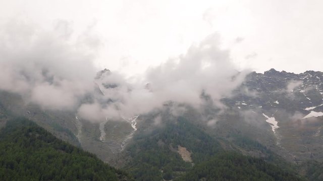 Time lapse di nuvole in montagna