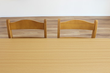 新築の部屋とテーブル