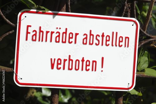 "Schild Fahrräder abstellen verboten" Stockfotos und ...