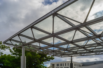 Dach Wetterschutz als Flugdach aus Stahlkonstruktion und Glas - Roof weather protection as a flying roof made as a of steel construction and glass