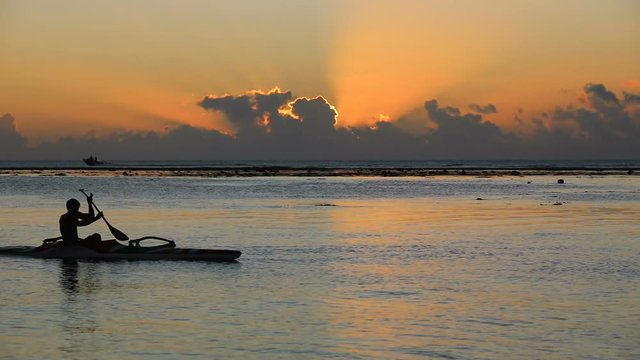 pirogue qui passe sur un lagon, tahiti polyn&eacute;sie
