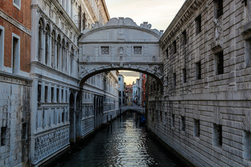 Fototapeta na wymiar Die Seufzerbrücke in Venedig während des Sonnenaufgangs