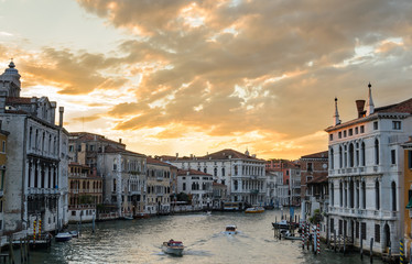 Sonnenuntergang auf der Ponte Dell' Accademia in Venedig