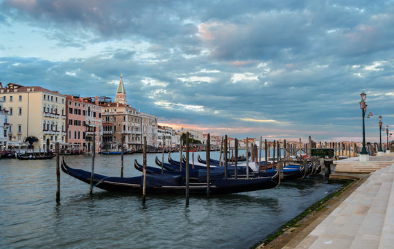 Gondeln im Sonnenuntergang von Venedig