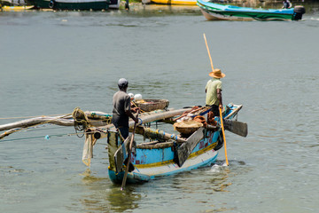 Fischer auf einem Boot auf Sri Lanka