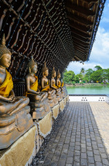 Buddahfiguren an einem Tempel in Colombo