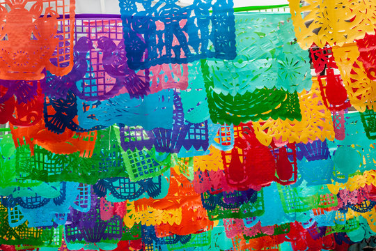 Fondo colorido de adornos de papel tradicionales en México. Pelicula coco