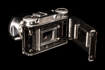 Alter Fotoapparat freigestellt auf schwarz 
