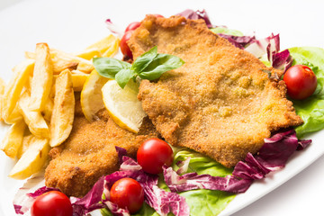 Cotoletta di vitello con contorno di verdure fresche e patate fritte