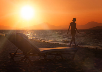 mädchen am strand im sonnenuntergang