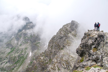 Para turyst&oacute;w na szczycie g&oacute;ry.