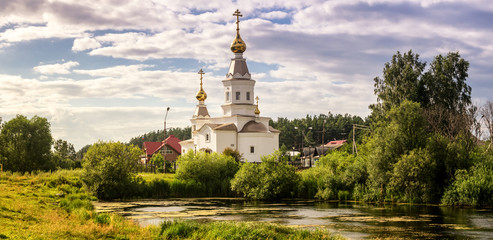 панорама летнего пейзажа с озером и белой церковью на берегу, Россия, Урал © 7ynp100