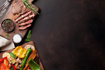 Foto op Plexiglas Grilled vegetables and beef steak © karandaev