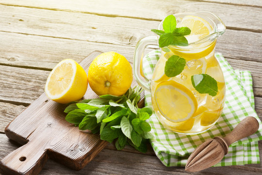 Lemonade with lemon, mint and ice