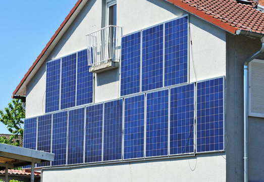 Photovoltaikanlage, vertikal an einer Haus-Fassade montiert