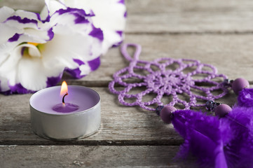 Obraz na płótnie Canvas purple eustoma flowers and dream catcher