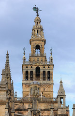 Fototapeta na wymiar Giralda, Catedral de Sevilla (España)