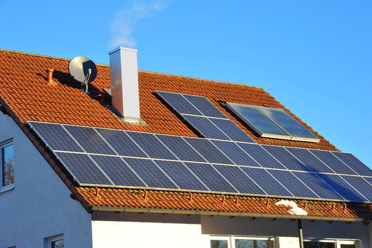 Solarthermische und Photovoltaikanlage auf einem Ziegeldach