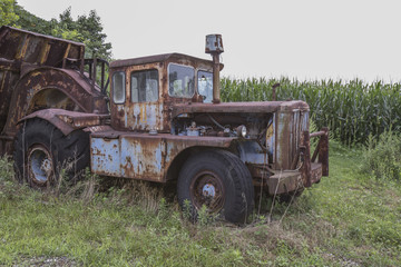 Obraz premium Cab of rusting farm truck in field