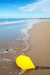 Gelbe Boje am Strand bei Cadiz am Atlantik