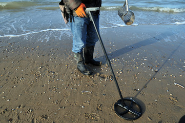 Sondengänger und Schatzsucher am Sandstrand