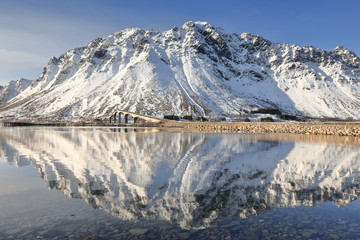 Obraz premium Gimsoystraumen brua-bridge linking Austvagoya and Grimsoya islands. Vagan kommune-Nordland-Norway. 0181