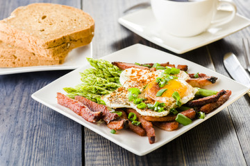 Asparagus with egg and bacon