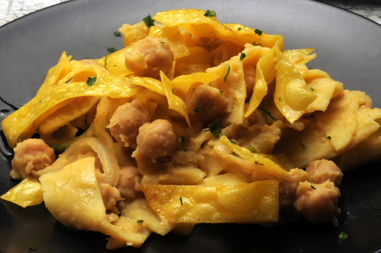 Ciceri e tria - Ceci con la pasta fritta Cucina pugliese イタリア料理 Итальянская кухня puglia ciciri Italienische K&uuml;che Italiana Gastronom&iacute;a de Italia Italian cuisine 이탈리아 요리 義大利飲食 مطبخ إيطالي Cicer